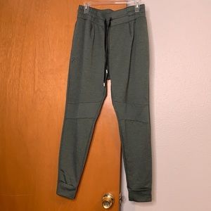 On Running women’s olive green tech sweat joggers size large